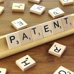 确定美国 专利审查 中的 普通技能水平，要考虑哪些因素？